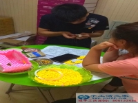 手工活之家工作人員為大家?guī)碜髌氛故?，海綿寶寶紙抽盒來襲：