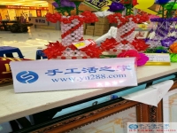 錢不好掙生活壓力大，廣西桂林鄧女士在家做手工活補(bǔ)貼家用