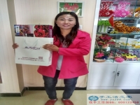 河南濮陽(yáng)張女士在家?guī)Ш⒆又嘞胝尹c(diǎn)手工活做掙個(gè)零花錢