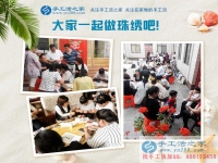 在家賺錢的方法之：街坊鄰居聚在一起做手工活，歡歡喜喜把錢掙！