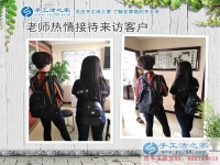 內(nèi)蒙古赤峰馬女士把交保險(xiǎn)錢用來預(yù)約手工活村代理，花錢不如賺錢好