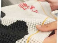 彌補(bǔ)生意不賺錢(qián)的狀況 開(kāi)店之余做串珠手工來(lái)賺錢(qián)，附近拿回家做的手工活，就是正規(guī)的手工活外發(fā)