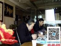 每位到手工之家考察的客戶，都會親自體驗一下串珠的針法