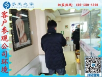 1月12日，可以在家做的手工活，正規(guī)可靠的外發(fā)手工活就是珠繡免押金手工活，手工之家接待考察加工客戶剪影