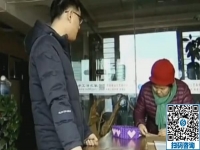 快過年了，娘兒倆來手工之家考察，母親不斷地欣賞珠繡畫