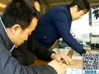 來(lái)手工之家考察的三個(gè)男人也做串珠繡手工活，誰(shuí)說(shuō)男人不如女人？