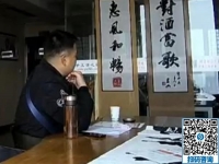 小伙子對(duì)雅薇麗繡很感興趣，與接待老師交談甚歡