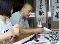供料手工活，讓前來考察的夫婦仔細(xì)認(rèn)真與接待老師探討合作事宜