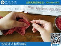 做個(gè)快樂(lè)的寶媽?zhuān)毕虒幜_女士選擇空閑做手工之家的勵(lì)志珠珠繡外發(fā)手工活掙錢(qián)