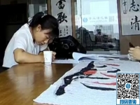 免郵到家的手工活，這個女士現(xiàn)場考察后就簽下協(xié)議做了手工活之家的代理