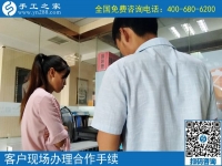 做一個(gè)能掙錢(qián)的寶媽?zhuān)畛鲎约旱娘L(fēng)采。山東德州的盧女士在家做手工活后的分享