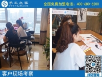 7月29日，為什么都選手工之家的珠繡串珠外放手工活？正規(guī)的手工活外發(fā)加工廠家有什么特征？手工之家接待考察加工客戶剪影