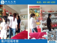 8月1日，拿回家做的手工活，大家都選擇勵(lì)志珠珠繡，手工之家接待考察加工客戶剪影