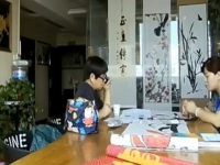 來(lái)手工之家考察，邊琢磨珠繡畫(huà)邊打電話和家人商量辦合作手續(xù)