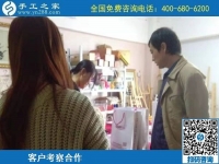 10月13日，農(nóng)忙之后不外出打工，勵志珠正規(guī)手工活是個好選擇，手工之家接待考察加工客戶剪影