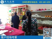 考察勵(lì)志珠平面珠繡外發(fā)手工活，四川客戶不遠(yuǎn)千里來(lái)到手工之家