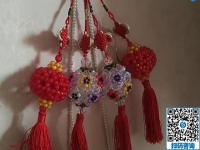 純手工串珠掛件時(shí)尚漂亮，手工活之家立體串珠類手工藝品品種多