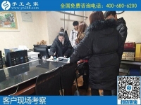 留守婦女在家做的手工活，坐在一起說說笑笑把錢掙！