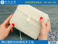 農(nóng)村婦女做手工活加工，實(shí)現(xiàn)了在家賺錢的夢想