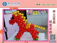 婆媳一起做手工活加工，一起說說笑笑把錢掙