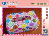 姐妹倆一起做手工活，一起利用空余時(shí)間賺錢