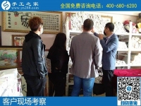 4月26日，農村手工活加工項目、純手工活外發(fā)加工，返鄉(xiāng)農民工的創(chuàng)業(yè)好項目就在勵志珠珠繡，手工之家接待考察合作加工客戶剪影