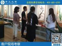 6月2日，在家做手工活掙錢、穩(wěn)定的手工活代理加工項目，大家都選擇加工費有保障的勵志珠珠繡，手工之家接待考察加工客戶剪影