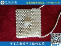 8月12日，拿回家做的手工活，沒有性別之分，要找對(duì)手工活外發(fā)項(xiàng)目，來手工之家，珠繡純手工珠包實(shí)拍