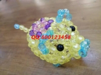 4月17日，常年有活兒，手工活拿回家做，大家就業(yè)創(chuàng)業(yè)都選擇產(chǎn)品附加值高的、非遺傳統(tǒng)手工勵(lì)志珠珠繡，圖為手工之家珠繡串珠小掛件實(shí)拍