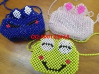 4月25日，這個(gè)可以寄到家做的手工活，培訓(xùn)體系完善，注重產(chǎn)品研發(fā)、合作模式多樣，大家選擇這里原因如此，勵(lì)志珠珠繡串珠手工包實(shí)拍