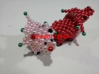 7月1日，傳承非遺傳統(tǒng)手工，勵(lì)志珠珠繡手工是正規(guī)拿回家做的手工活，常年有活兒，圖為加工人員寄回的珠繡串珠飾品實(shí)拍