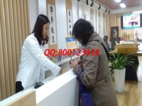 習慣做珠繡外發(fā)手工活，她帶著孫子還掙錢，連親家母都夸