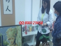 下班后的好兼職，做珠繡手工活掙錢的她帶著同事一起干