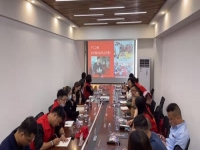 10月8日，重服務、講信譽，在家做手工活，可以帶回家做的手工活，大家都選這個十多年的老企業(yè)，圖為手工之家優(yōu)秀繡娘培訓會剪影