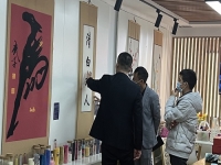 3月23日，想接正規(guī)廠家的手工活，純手工活外發(fā)加工項(xiàng)目，十多年的手工之家有非遺傳統(tǒng)手工珠繡，圖為手工之家接待考察合作加工客戶剪影