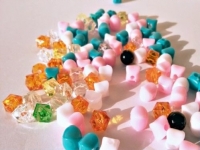 3月28日，手工活加工，手工活外發(fā)，做手工之家的純手工活外發(fā)加工項目該如何提高收入，圖為勵志珠珠繡手工繡珠剪影