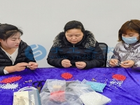 在家開手工工作室，帶領(lǐng)周圍的人一起做手工活珠繡串珠掙錢多好！