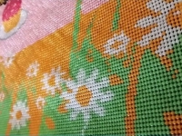 既能陪伴孩子又能賺錢，多虧正規(guī)寄料彩珠繡手工活