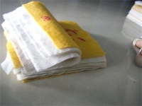 中秋節(jié)，在家做手工活加工跟家人一起賞月